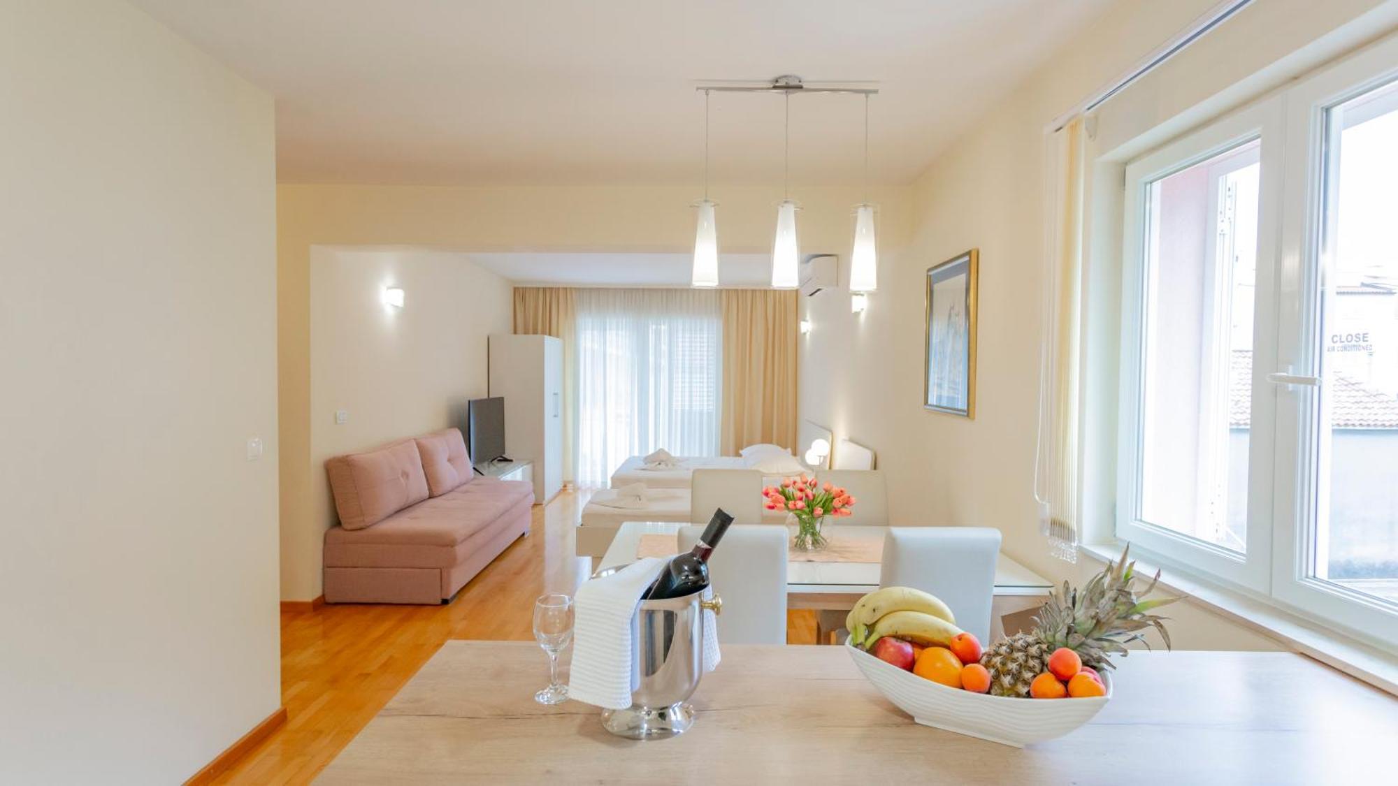 Baska Voda Apartments - Steps From The Beach, Free Parking, Central Location エクステリア 写真