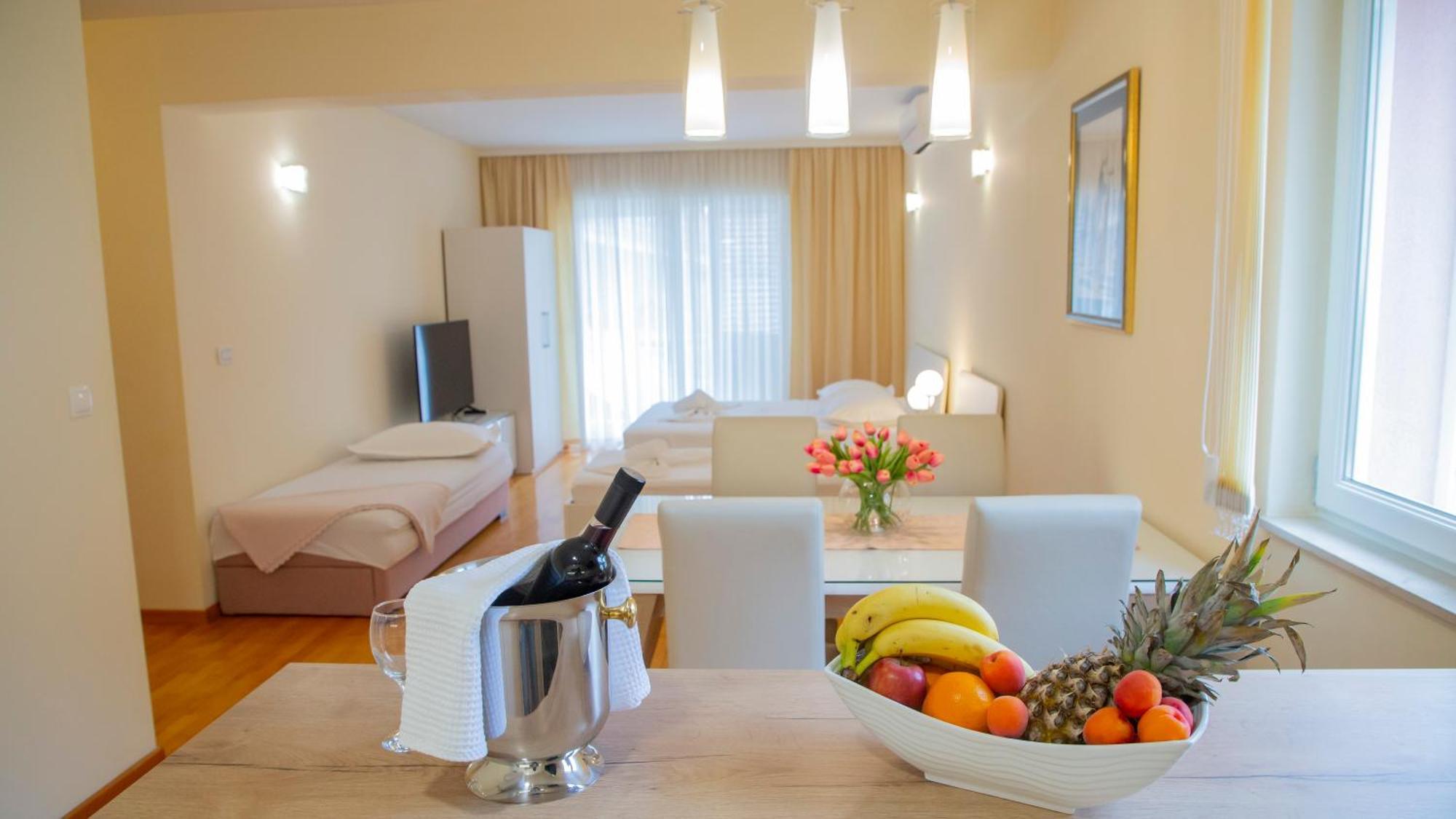 Baska Voda Apartments - Steps From The Beach, Free Parking, Central Location エクステリア 写真