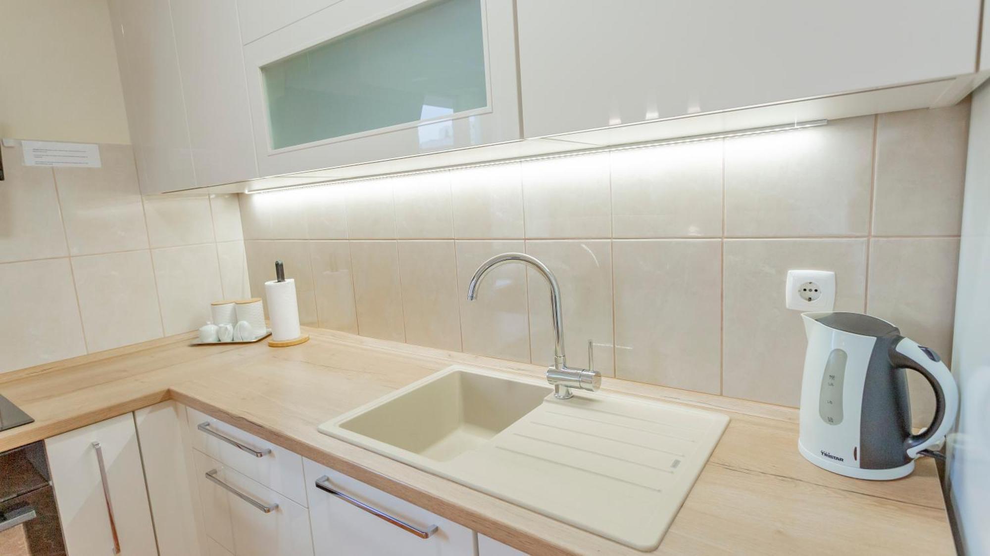 Baska Voda Apartments - Steps From The Beach, Free Parking, Central Location エクステリア 写真
