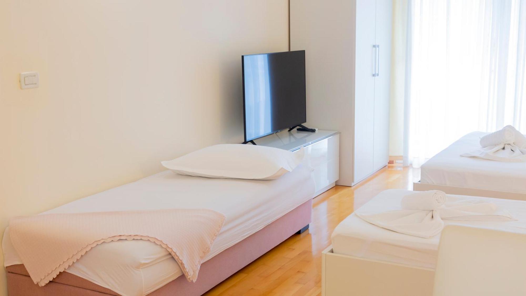 Baska Voda Apartments - Steps From The Beach, Free Parking, Central Location エクステリア 写真