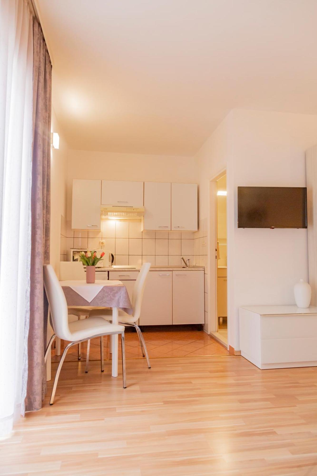Baska Voda Apartments - Steps From The Beach, Free Parking, Central Location エクステリア 写真