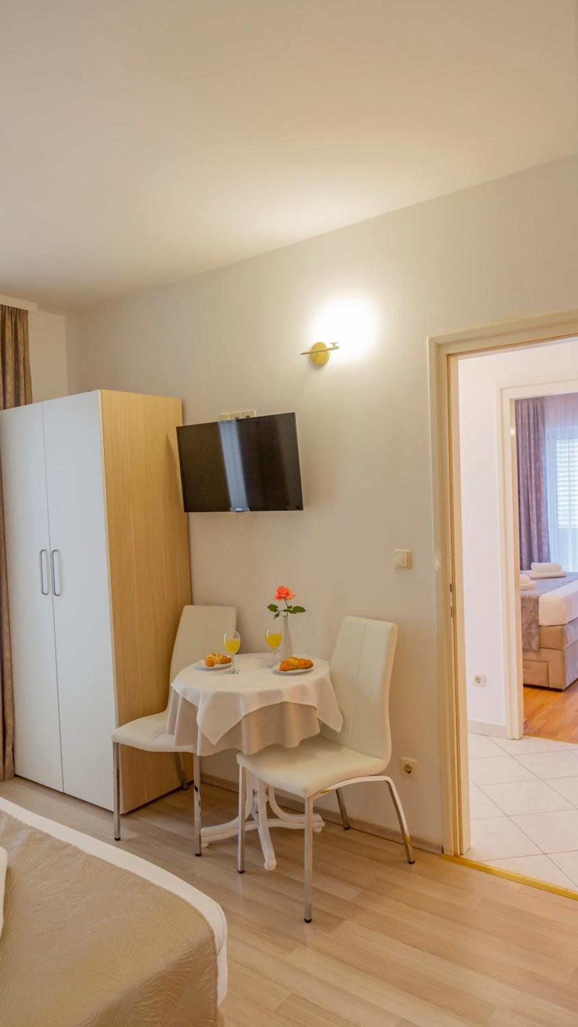 Baska Voda Apartments - Steps From The Beach, Free Parking, Central Location エクステリア 写真