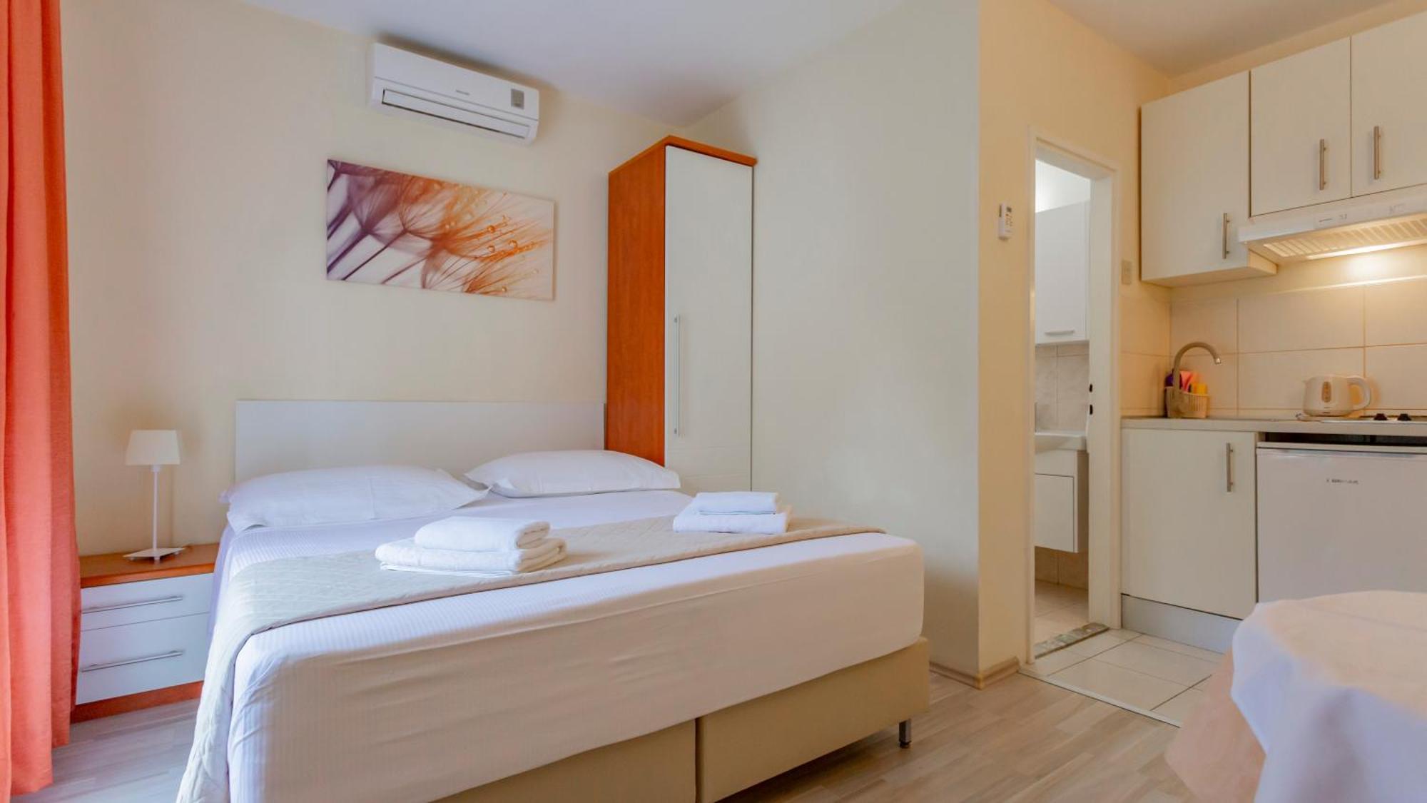 Baska Voda Apartments - Steps From The Beach, Free Parking, Central Location エクステリア 写真